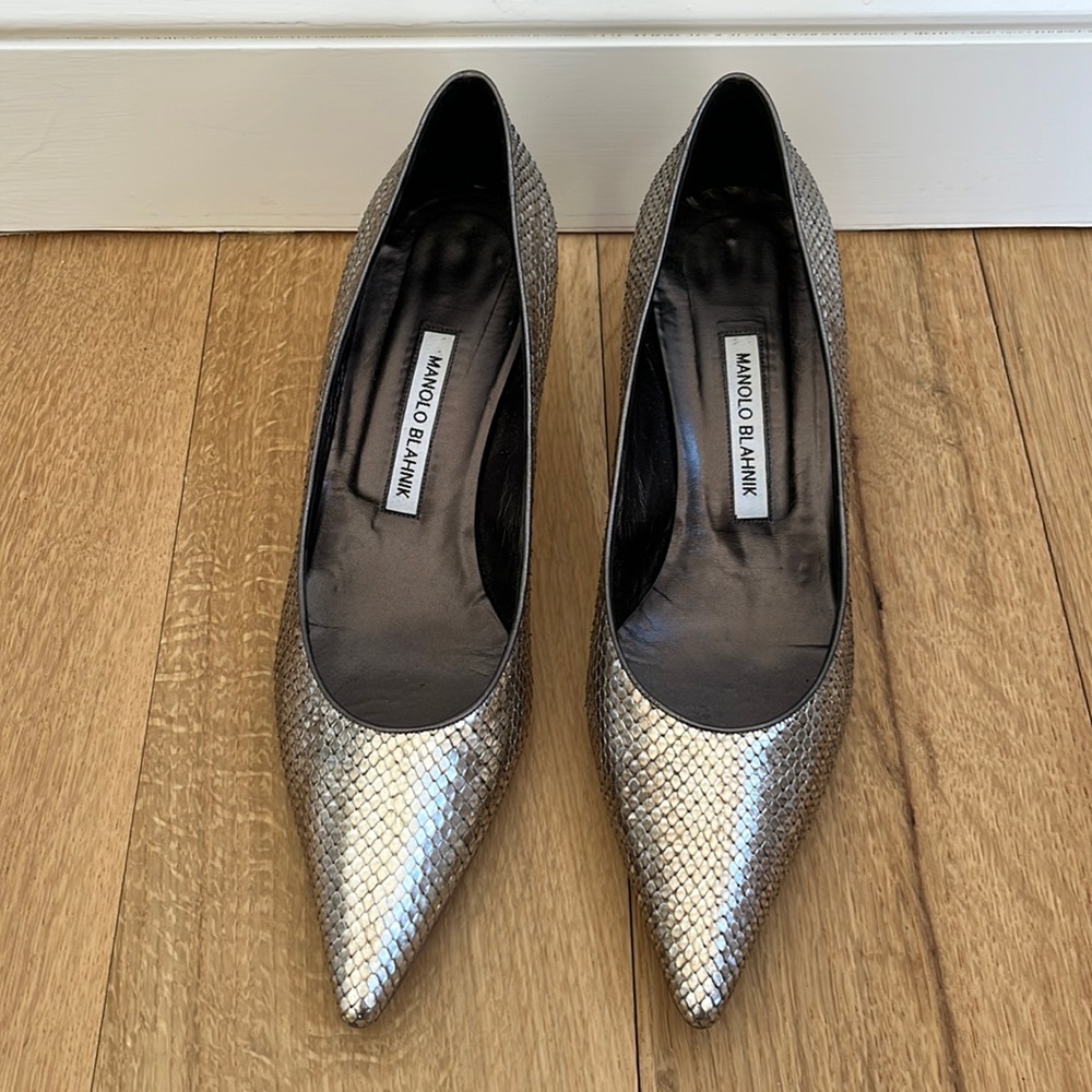 Manolo Metallic scale low heeled pumps